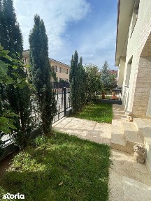 Casă modernă tip triplex, unitate de capăt