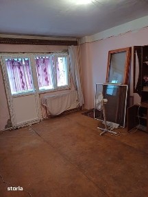 Vand ap cu doua camere decomandat etaj 1 central