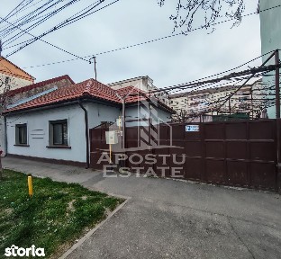 Casa individuala de vanzare, cu 4 camere si 2 garaje, zona Lipovei
