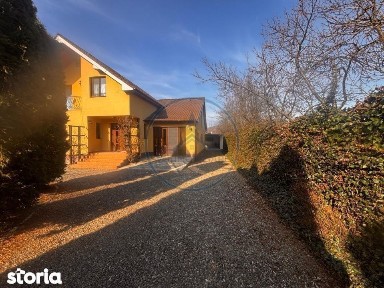 Casa spatioasa cu 3 dormitoare, doua terase si doua fronturi-15 km d