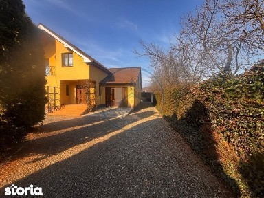 Casa spatioasa cu 3 dormitoare, doua terase si doua fronturi-15 km d