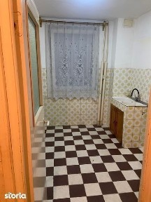 Apartament cu 3 camere, lift și încălzire centralizată