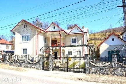 Casa 7 camere + 1000 mp teren, ideala pensiune - Runcu zona Leaota.
