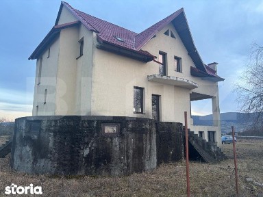 Casa de vanzare, cu 5 camere, 460 mp+teren 5800 mp, 10 km de Bistrita