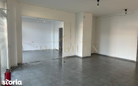 Spatiu comercial cu vitrina la strada principala