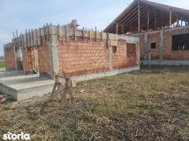 S.C. VIMAK Imobiliare vinde casa la rosu in Stupini