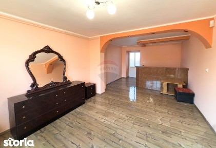 Casă / Vilă cu 8 camere de vânzare în zonă centrală - Urlati