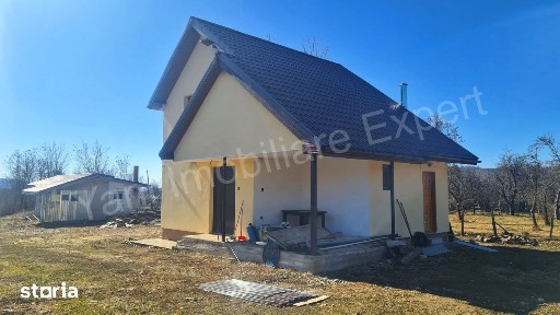 Casă + 3582 mp teren de vânzare în comuna Corbi, județ Argeș