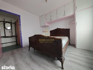 Apartament cu 3 camere de vanzare, zona Milcov