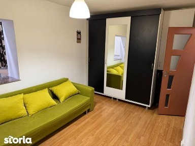 Inchiriez garsoniera in Alfa Arad Strada Padurii nr 217 cu parcare.