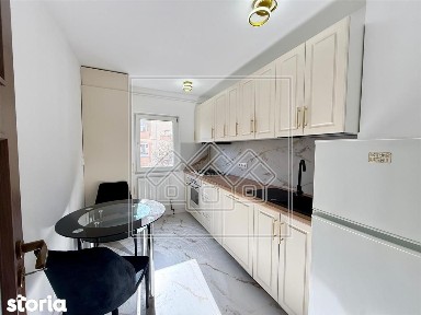 De inchiriat ap 4 camere, decomandat, 2 bai, 2 balcoane - Valea Aurie