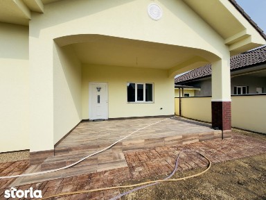 Duplex despartit prin camera tehnica, 3 camere - Beregsau Mare