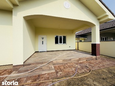 Duplex despartit prin camera tehnica, 3 camere - Beregsau Mare