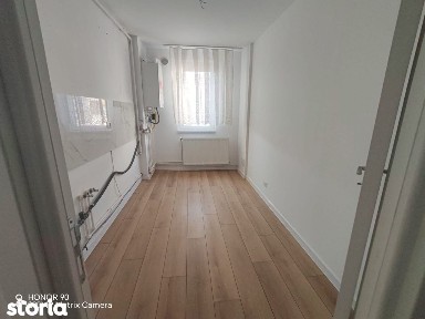 De vanzare apartament cu 4 camere și 2 balcoane, renovat, etajul 2