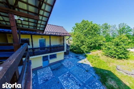 Casă cu 7 camere, 10 ari de vânzare la drumul principal cu 2 intrari
