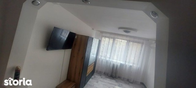 Vand camera de camin in fata liceului de Chimie