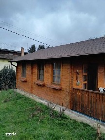 curte si casa de lemn moderna