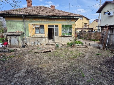 Vand teren ultra central cu casa ce necesita renovari