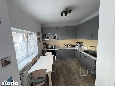 Casa frumoasa de vanzare la curte comuna, zona Centrala!