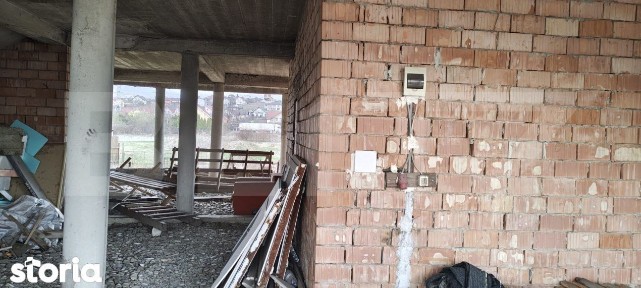 Constructie la rosu, 500 mp, cu acces la parcela de 25 ari - ideal i