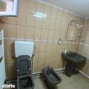 Inchriez apartament la curte