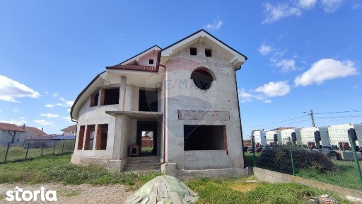 Vilă la roșu, tencuită, 5 camere, 240 mp util, Sânmartin, teren 726 mp