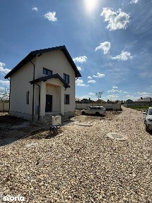 Vila nouă, curte mare 400 MP, 5 camere Domnesti, centru.