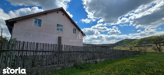 Clădire multifuncțională de vânzare, 470mp utili/nivel, Saes, judet Mu