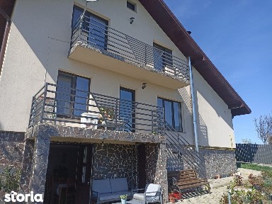 Casa D+P+E la intrare in Curtesti