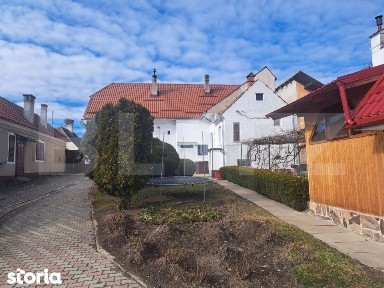 Casa saseasca renovata integral, 2200 mp teren, ideala pentru doua fam