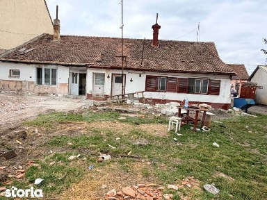 Casa veche cu teren generos - 1595 mp - zona centrala Harman