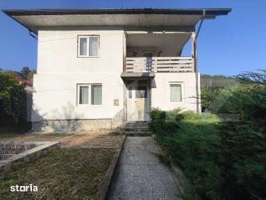 Casa spatioasa 250 mp + teren generos 1650 mp in zona Crasna