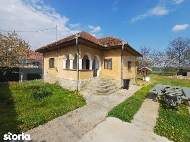 Casa batraneasca, renovabila, 1000 mp, front 18 ml, zona Arcani