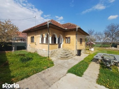 Casa batraneasca, renovabila, 1000 mp, front 18 ml, zona Arcani