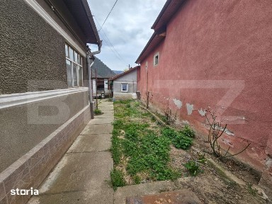 Casa spatioasa cu 4 camere, bucatarie de vara si teren, Cugir