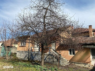 De vanzare Casa veche cu gradina mare,ideala pentru investitii moderne