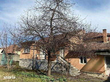 De vanzare Casa veche cu gradina mare,ideala pentru investitii moderne
