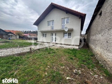 Casa 5 camere de vanzare 200 mp utili 1040 mp teren sat Persani