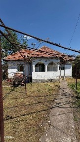 Casa cu teren 1100 mp si hala in curte, sat Carbesti
