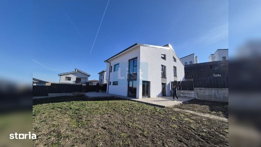 Case cu arhitectura nordica, panouri fotovoltaice, central Dezmir