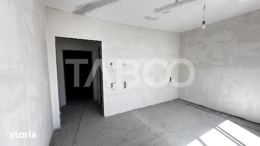 De vanzare apartament 3 camere nemobilate 56 mp cu balcon Central