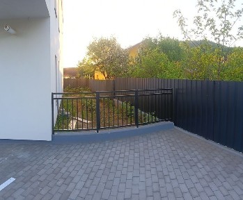 Proprietar Apartamentm 80 m3 camere curte proprie 96 m
