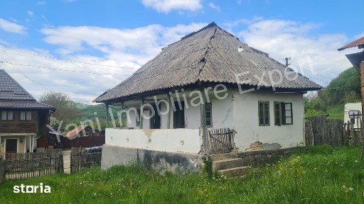 Casă de vânzare în comuna Mălureni, sat Mălureni, județ Argeș.