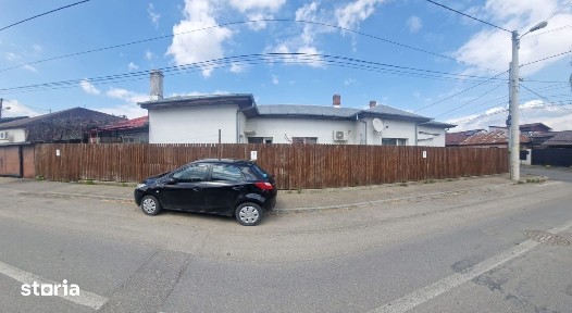 Casă rezidențială din cărămidă cu garaj, pivniță si curte privată