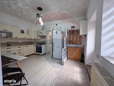 Apartament cu 3 camere de vânzare în zona Central