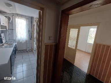 De vanzare apartament cu 3 camere decomandate, etajul 2. Pret: 57.500e