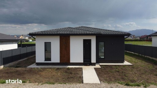 Casă/Vilă cu 4 camere de vânzare - Sampetru, zona Dealul Lempes