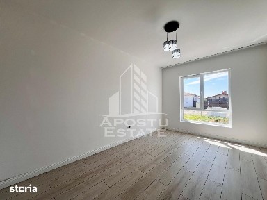 Jumatate de Duplex, 4 camere, 2 locuri de parcare,curte, Mosnita Noua