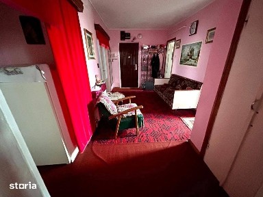 De vanzare apartament cu 3 camere, situat central,spatios,Pret: 55000e