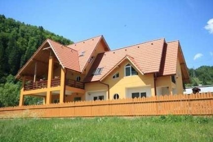 Vilă 13 camere Voineasa, Vâlcea - investiție montana la preț de apartament